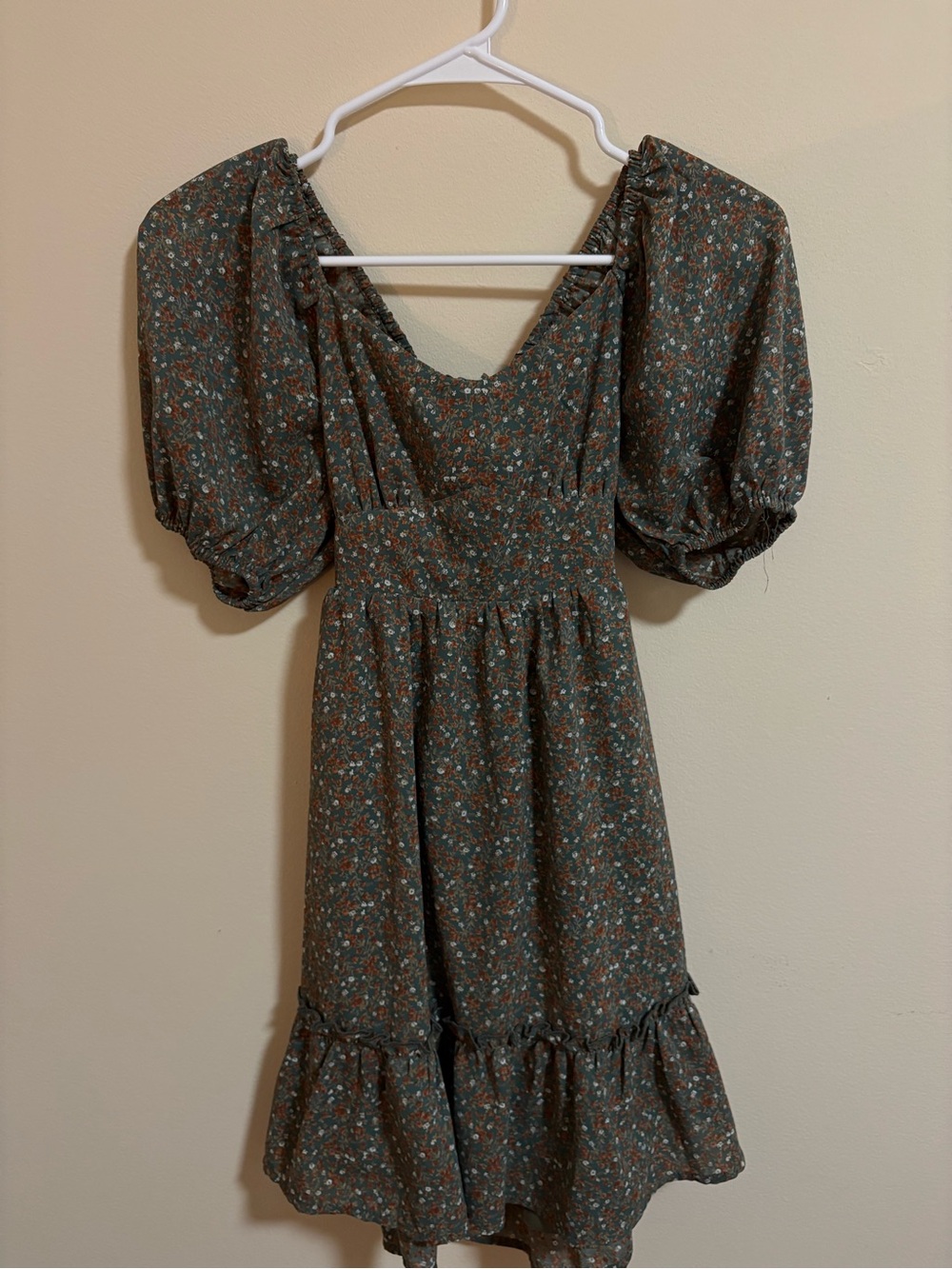 ALTARD STATE Floral Puff-Sleeve Midi Dress in Olive Green